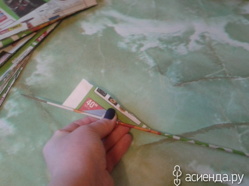 Этап 6 скручивания бумажных трубочек для плетения