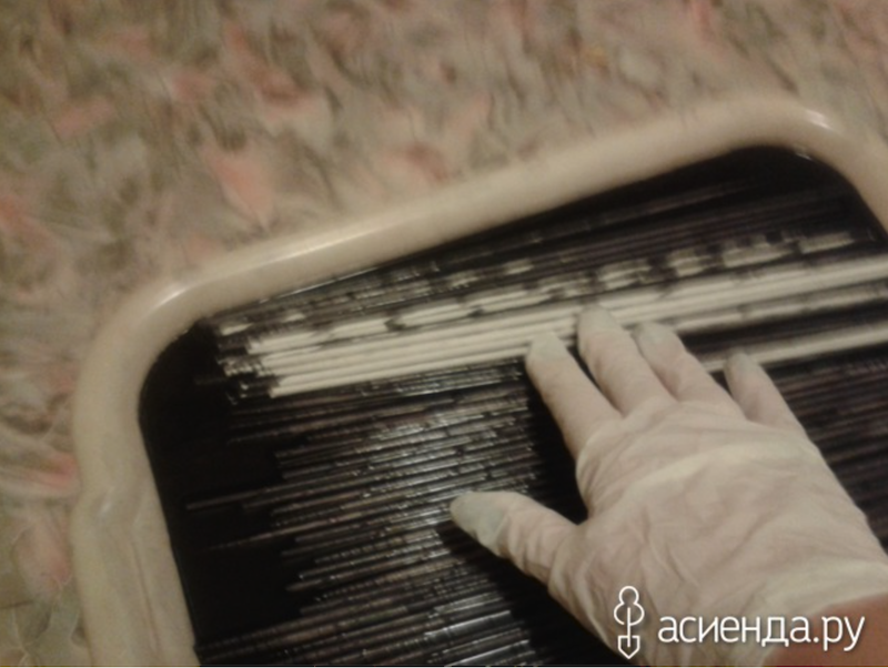 Этап 3 окрашивания бумажных трубочек для плетения